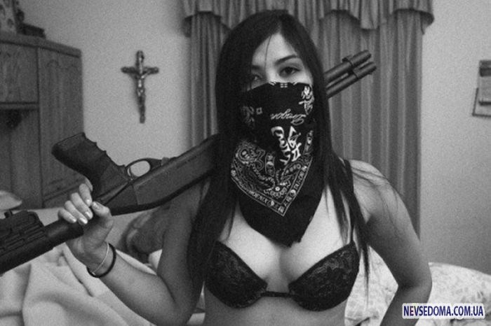 Сексуальные девушки с оружием (48 фото)