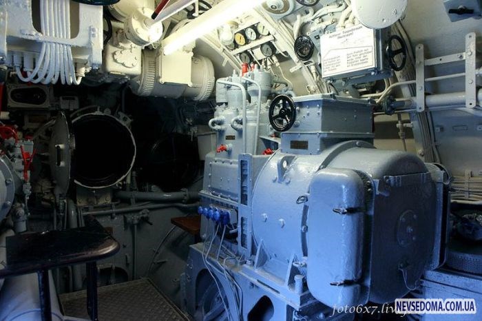     U-995 (44 )