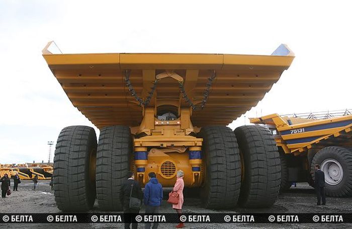 БелАЗ представил гигантский карьерный самосвал (12 фото + видео)