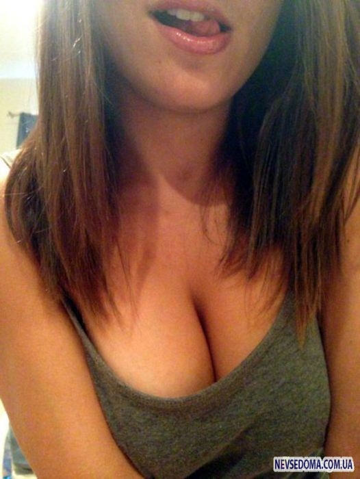 Сексуальные девушки фотографируют свою грудь (32 фото)