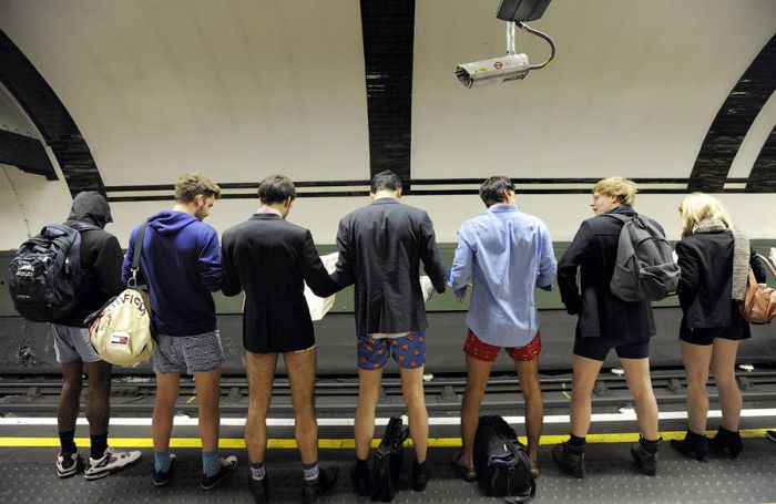 Поездка на метро в нижнем белье (30 фото)