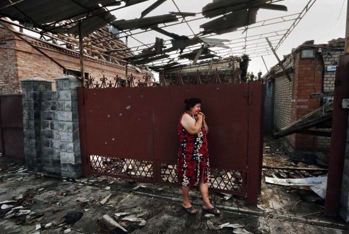 Во время ночных боев в Славянске были разрушены десятки жилых домов (6 фото + 2 видео)