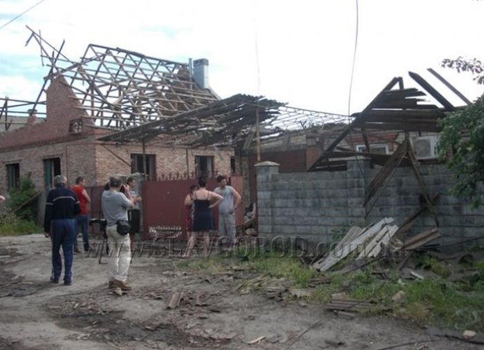 Во время ночных боев в Славянске были разрушены десятки жилых домов (6 фото + 2 видео)