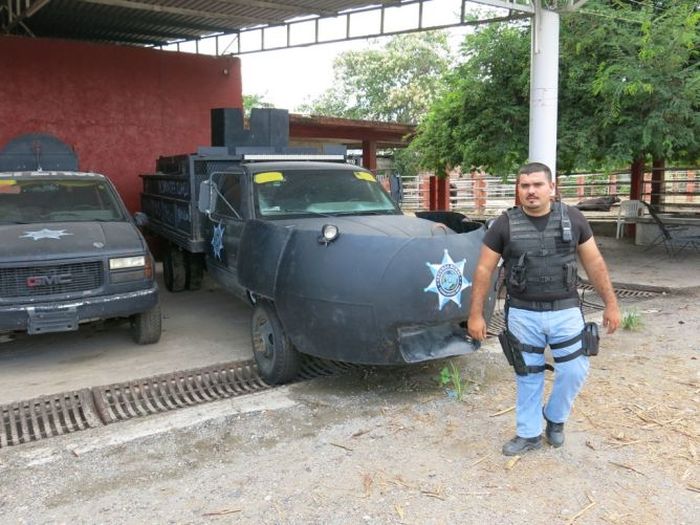 Самодельные броневики мексиканской наркомафии (14 фото)