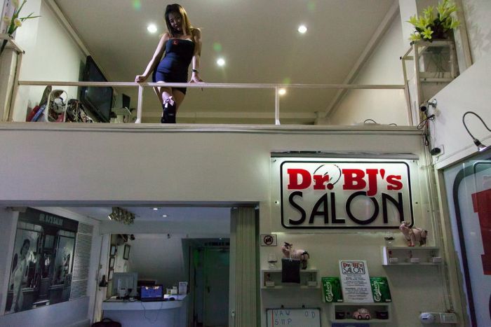 Dr. BJ's Salon - -   (7 )