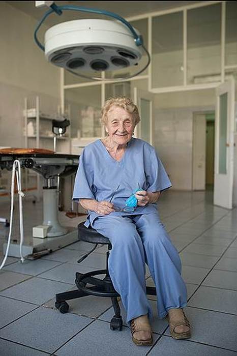 87-летний хирург Алла Левушкина проводит более 100 операций ежегодно (11 фото)
