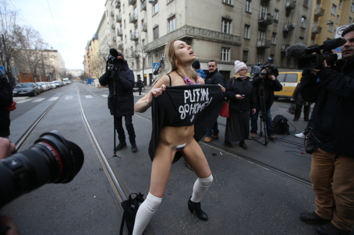    Femen        (8 )