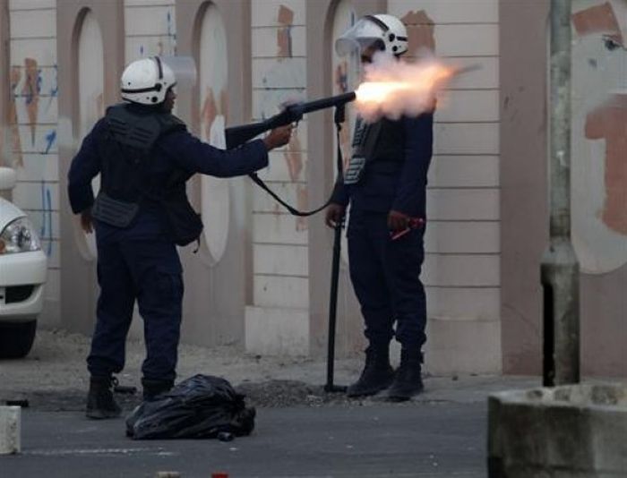 Оппозиционер загорелся из-за неосторожности с бензиновой бомбой (8 фото)