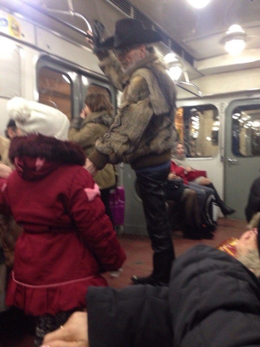 Невероятные образы пассажиров метро Санкт-Петербурга (40 фото)