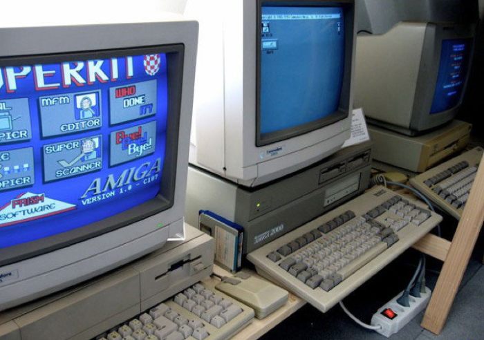        30-  Commodore Amiga 2000 (4 )