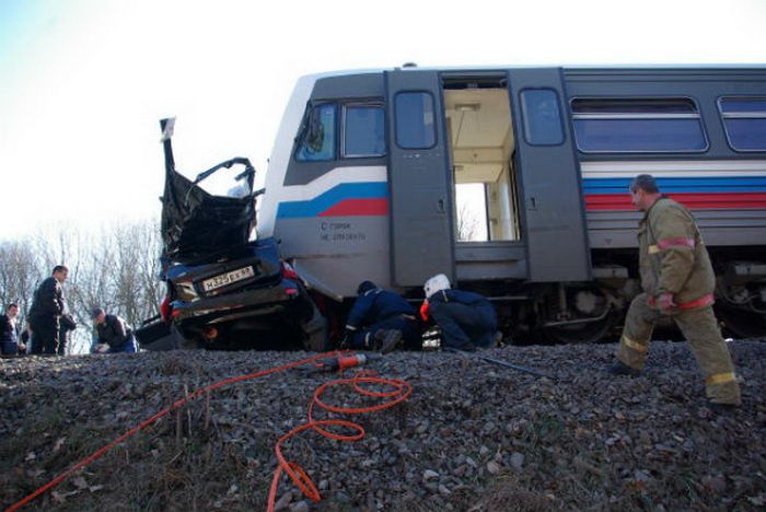 Поезд vs Lada Kalina - двое раненых и двое погибших (10 фото + видео)