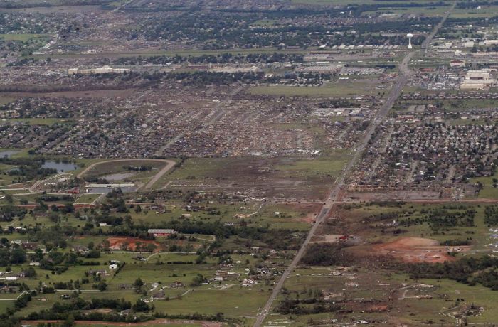 Последствия мощного торнадо в Оклахоме, США. Вид сверху (24 фото)