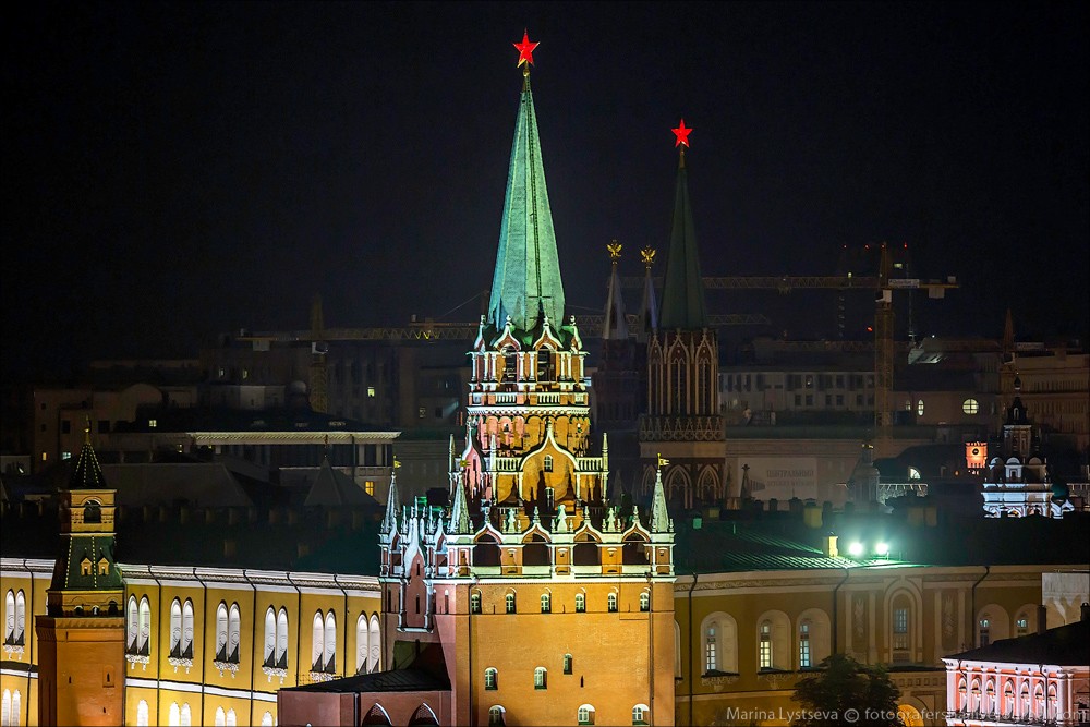 Moscow stars. Московская башня Кремля ночью. Боровицкая башня ночью. Боровицкая башня на фоне храма Христа Спасителя. Вид на 5 звезд башен Московского Кремля.