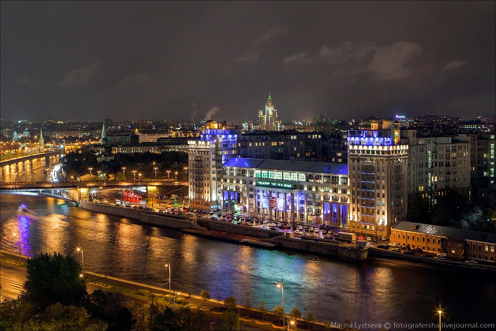 Москва верхняя. Вечерняя Москва сверху. Вид Москвы с набережной. Дом на набережной в Москве вид сверху. Дом на набережной вечером Москва.