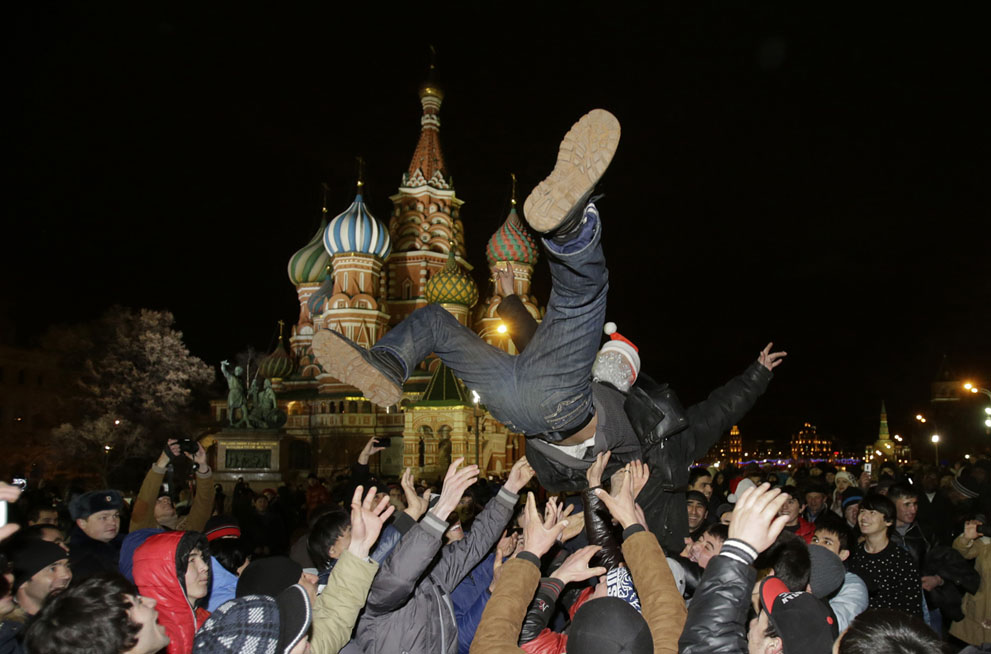 14 января 2014 год. Люди на площади в новый год. Веселье на площади. Гуляние в новогоднюю ночь. Русские гуляют.