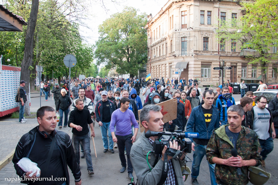 Мужчина 2 мая. Одесса 2 мая 2014 сепаратисты. Одесса хроники событий 2 мая. Протесты в Одессе сейчас. Протесты в Одессе 2014.
