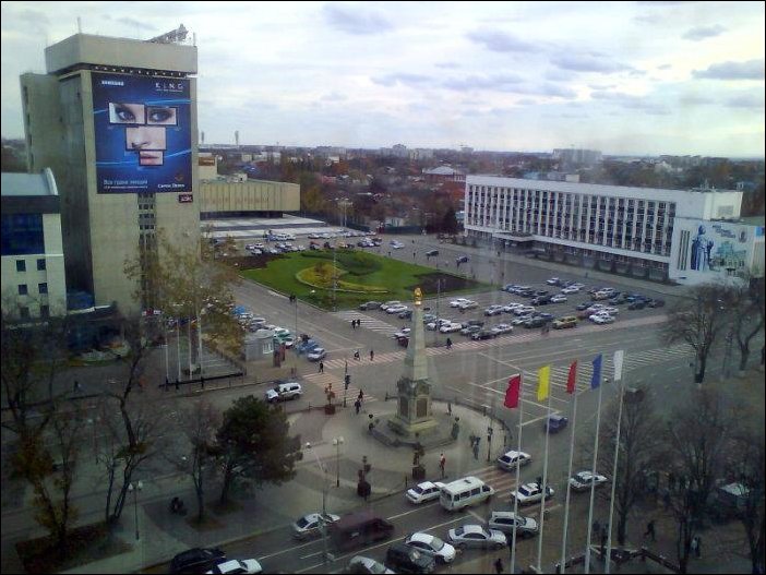 Город смене. Площадь революции Краснодар. Театральная площадь Краснодар тогда и сейчас. Краснодар 10 лет назад. Краснодар 20 лет назад.