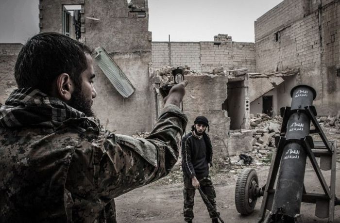 Сирийские повстанцы нашли новое применение пропановым баллонам (7 фото