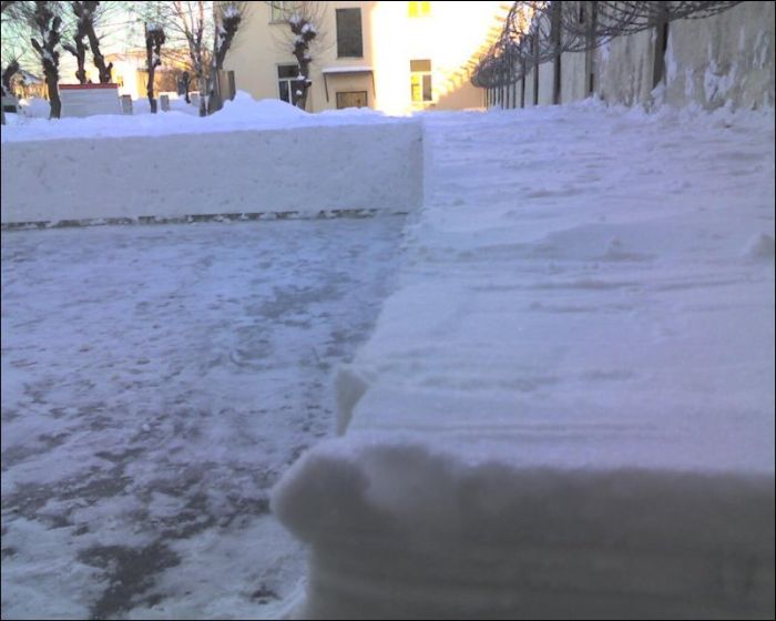 Оригинальное зимнее украшение воинских частей и городских улиц (15 фото)