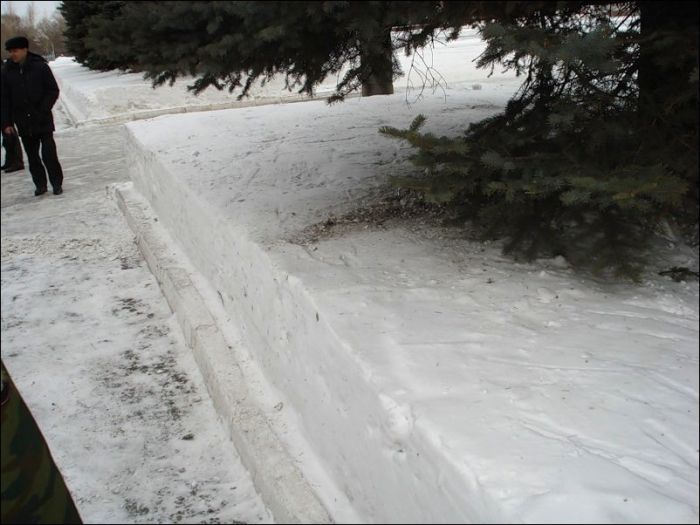 Оригинальное зимнее украшение воинских частей и городских улиц (15 фото)