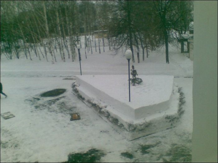 Оригинальное зимнее украшение воинских частей и городских улиц (15 фото)