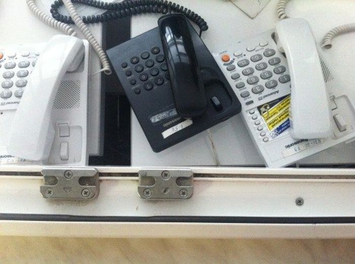 Не пытайтесь дозвониться в больницу (2 фото)