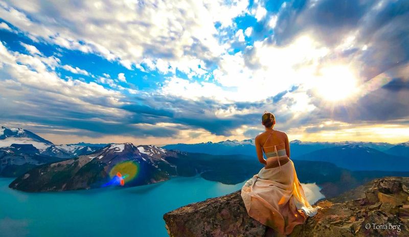 На краю (2 фото)