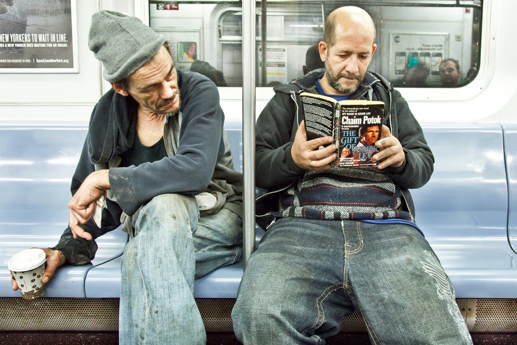 Она читает в метро. Люди с книгами в метро. Люди читают в метро. Мужчина с книжкой в метро. Книга для чтения в метро.