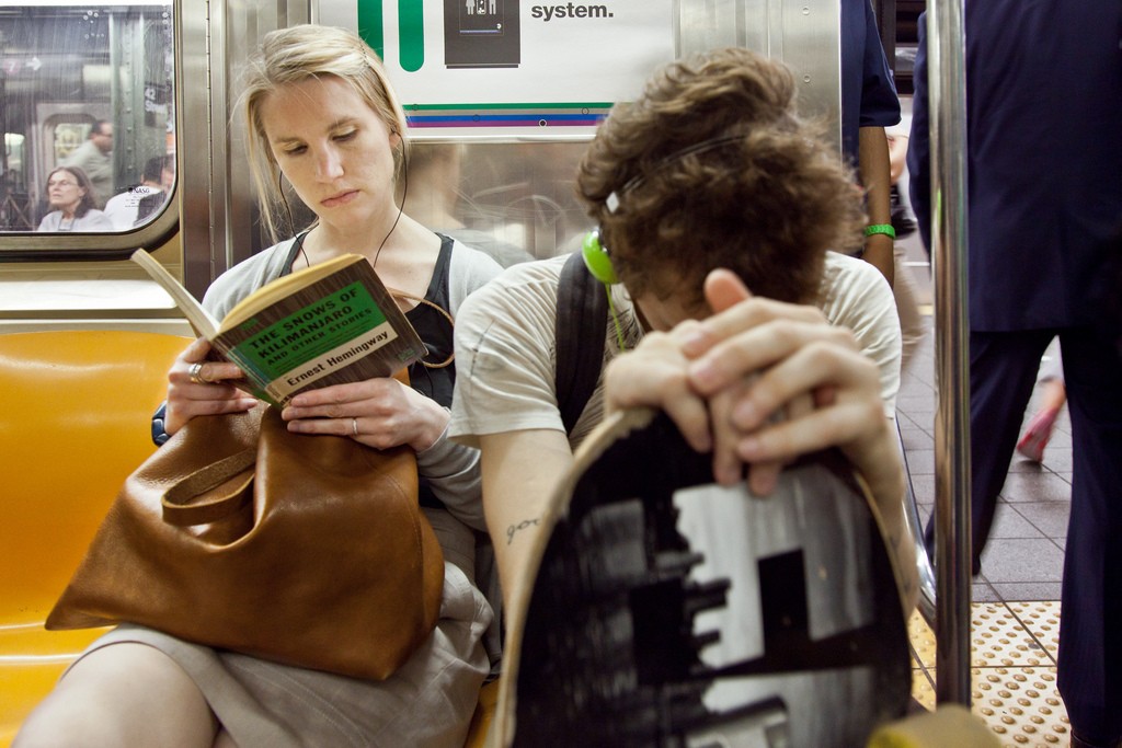 Она читает в метро. Люди в метро. Человек с книгой в транспорте. Книга для чтения в метро. Люди с книгами в метро.